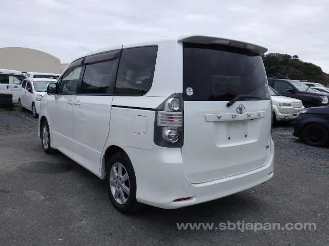 Toyota Voxy 2008 photo 3