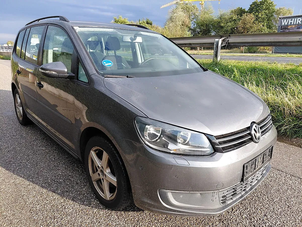 Volkswagen Touran 2012 photo 2