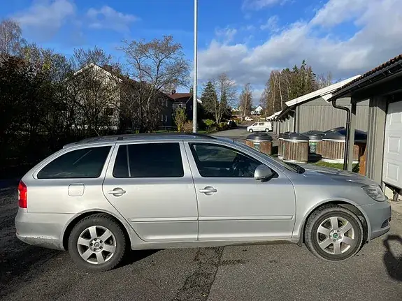 Skoda Octavia 2012 photo 2