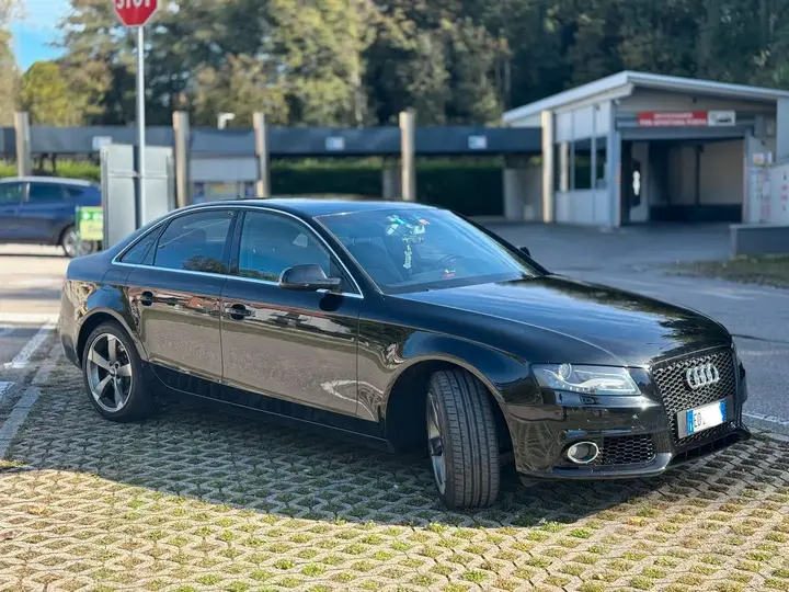 Audi A4 2010 photo 2