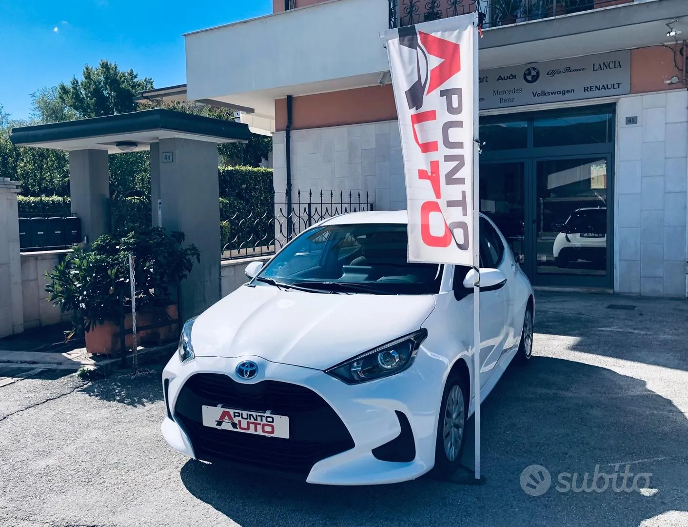 Toyota Yaris 2023 photo 2