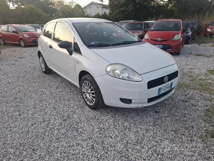 Fiat Grande Punto 2009 photo 3
