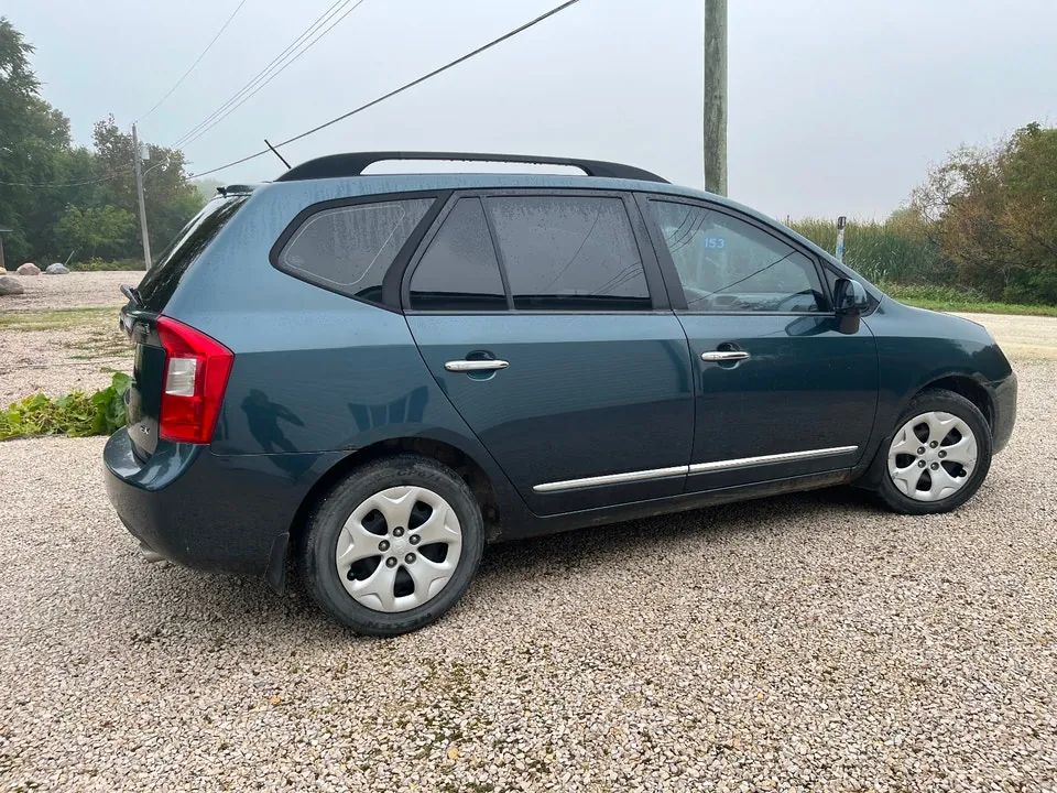 Kia Rondo 2009 photo 3