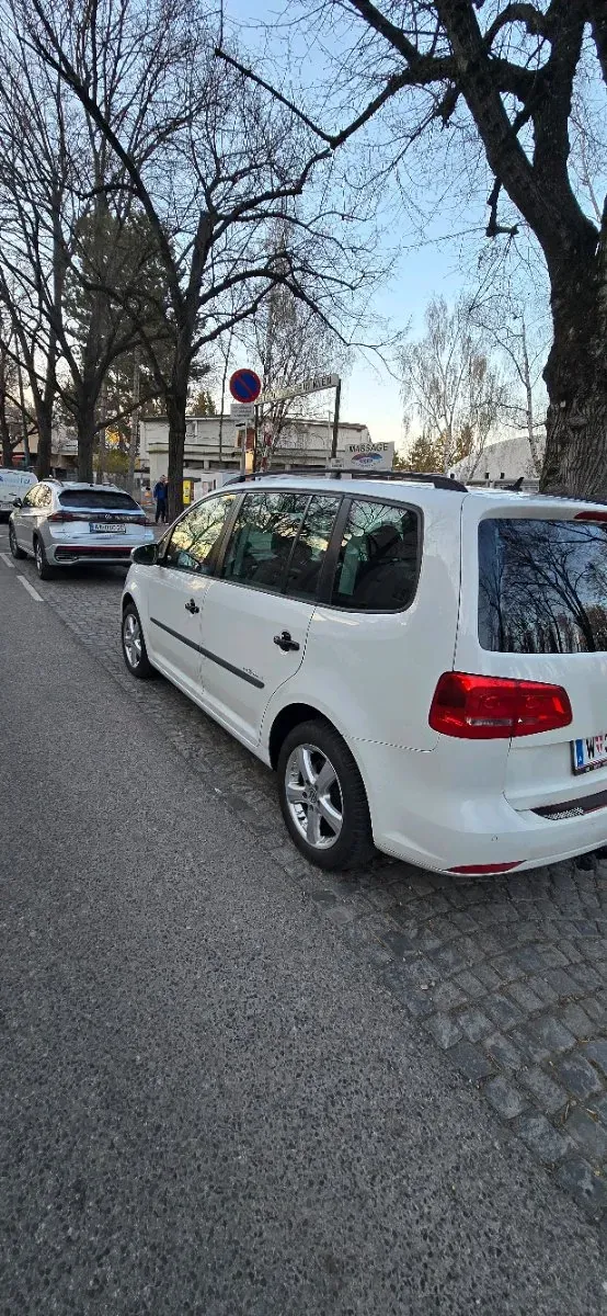 Volkswagen Touran 2012 photo 2