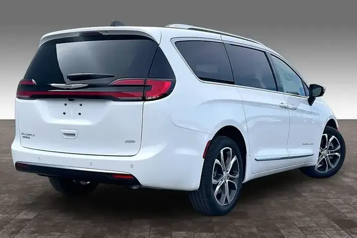 Chrysler Pacifica 2026 photo 5