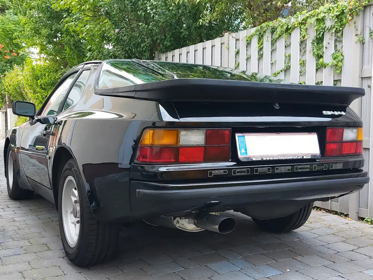 Porsche 944 1984 photo 2