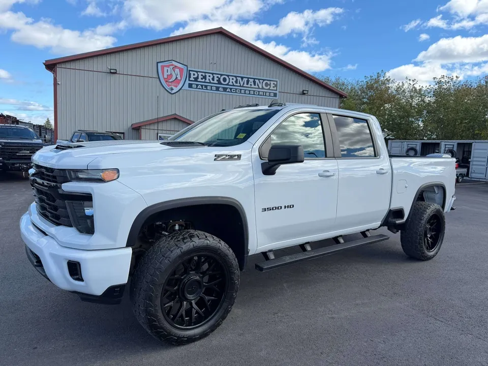Chevrolet Silverado 3500Hd 2025 photo 3