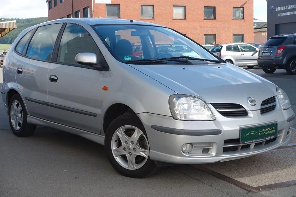 Nissan Almera Tino