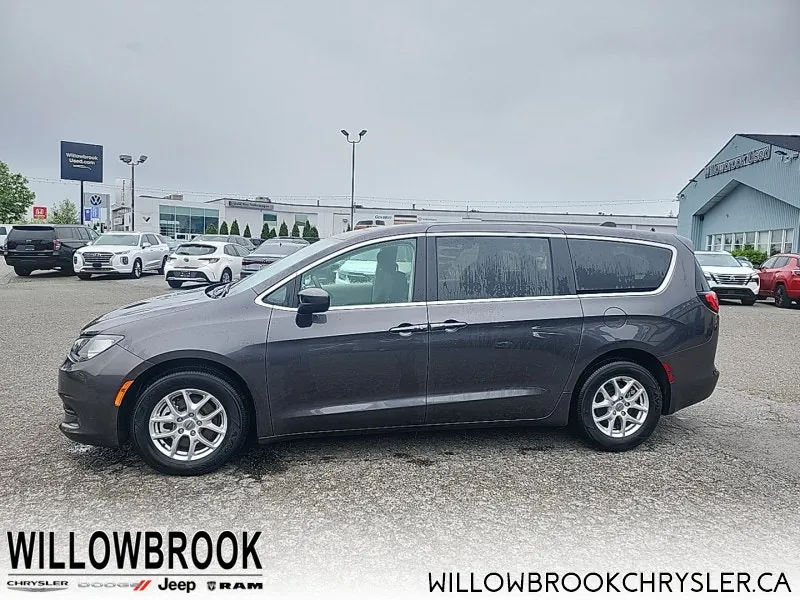 Chrysler Grand Caravan 2023 photo 3