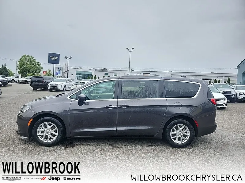 Chrysler Grand Caravan 2023 photo 2