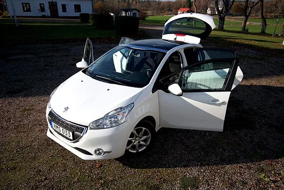 Peugeot 208 2014 photo 2