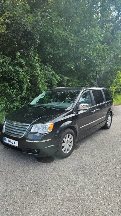 Chrysler Voyager 2010 photo 2