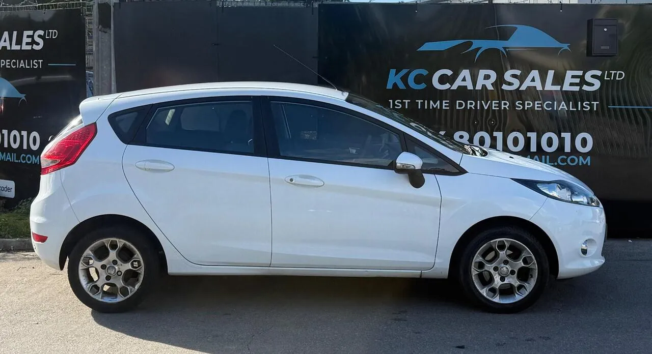 Ford Fiesta 2011 photo 2