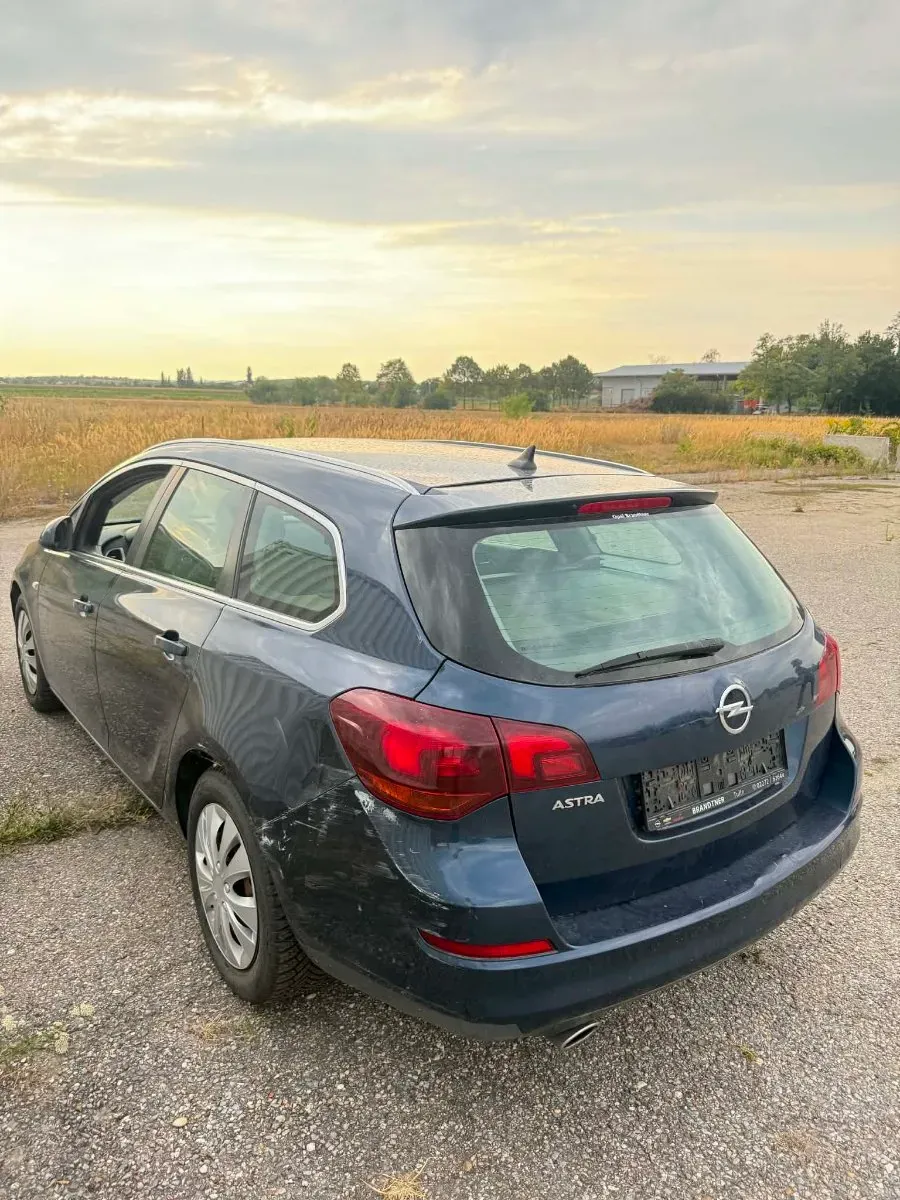 Opel Astra 2012 photo 3