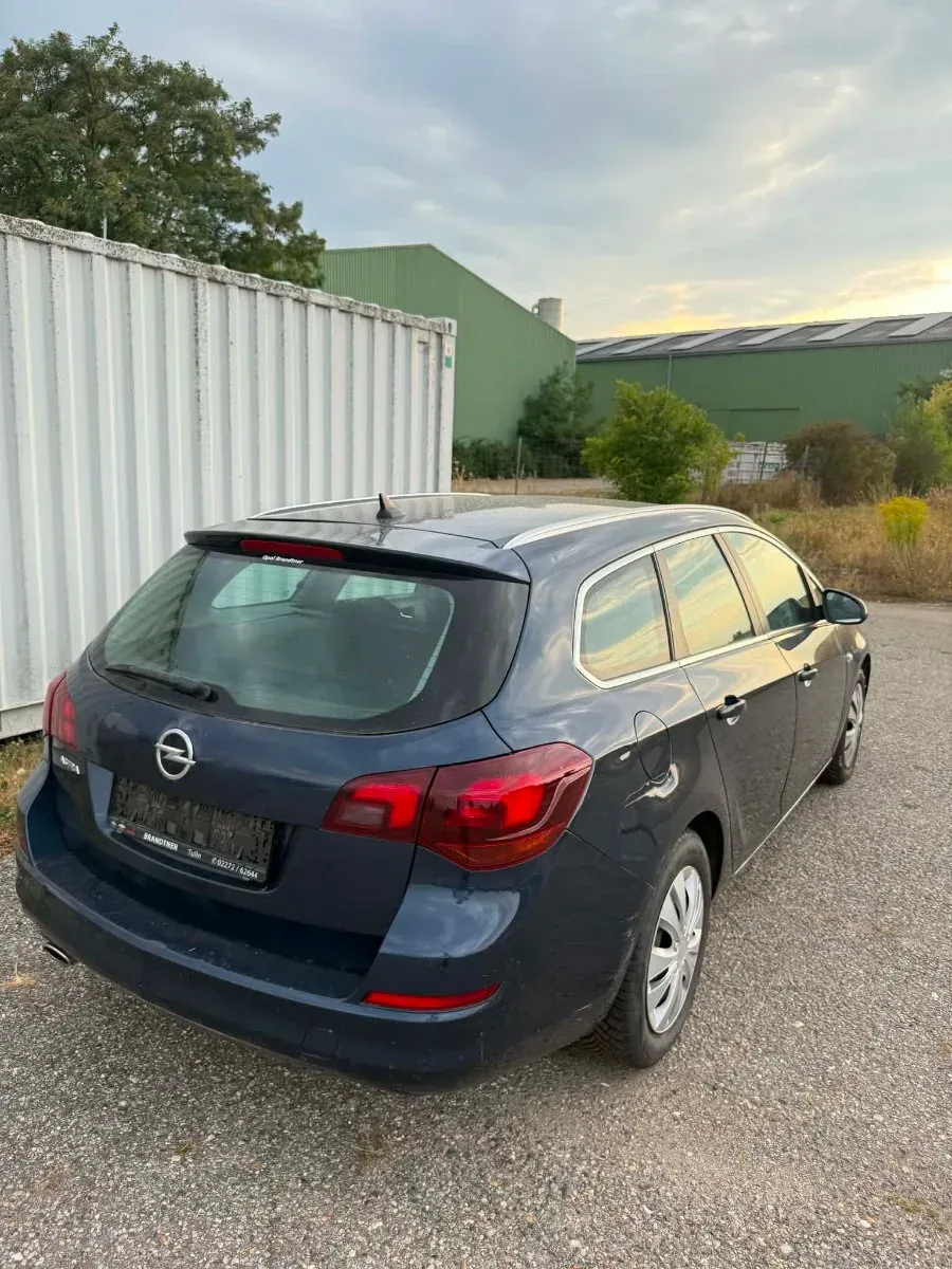 Opel Astra 2012 photo 2