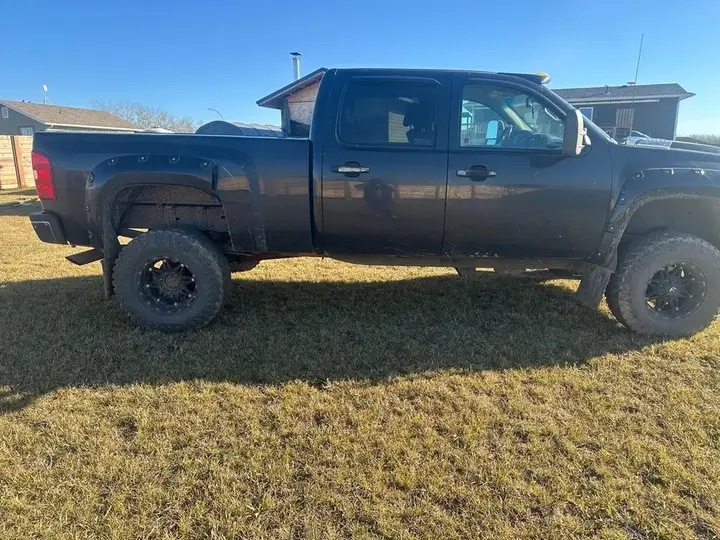 Chevrolet Silverado 2010 photo 2