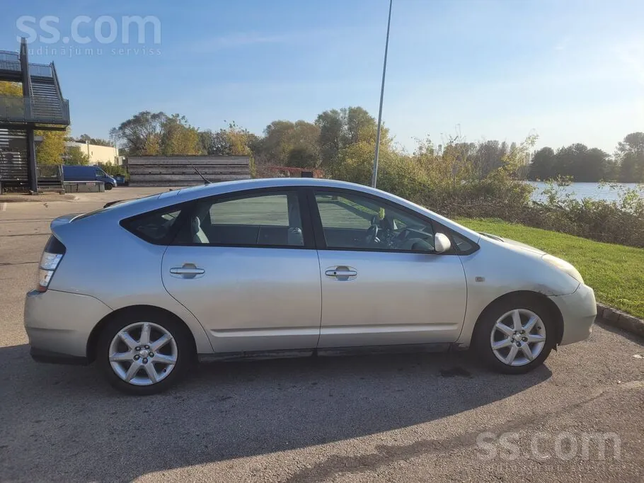 Toyota Prius 2004 photo 2