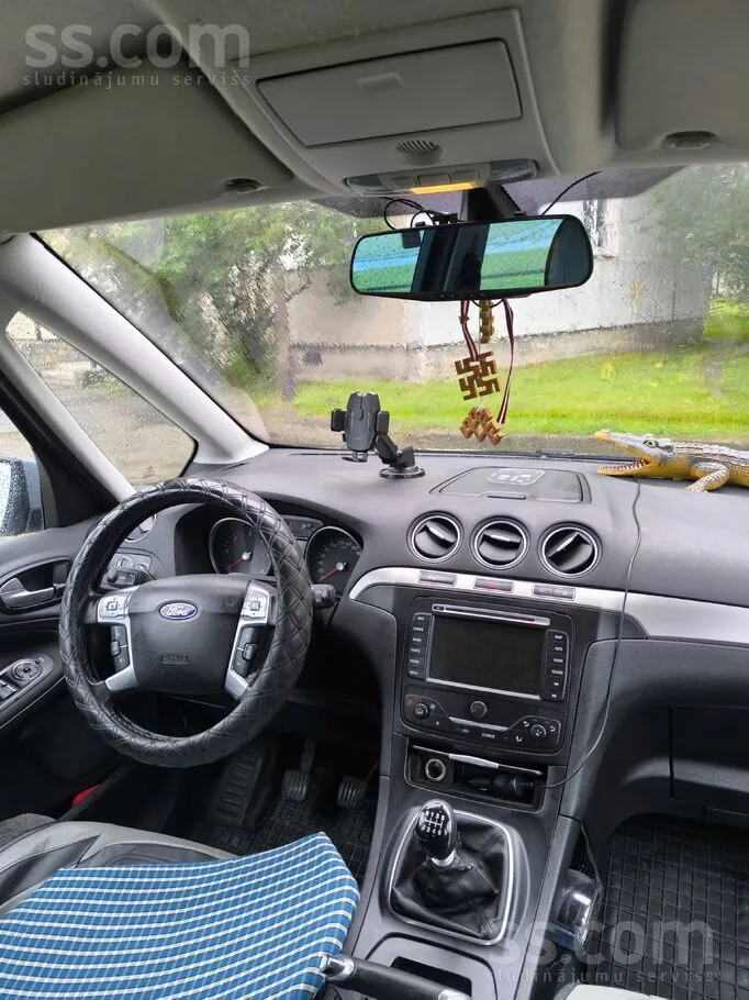 Ford Galaxy 2012 photo 4