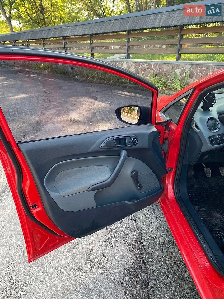 Ford Fiesta 2010 photo 4