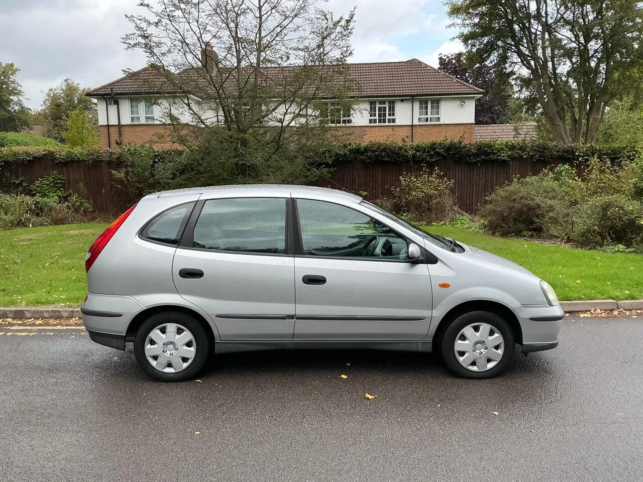 Nissan Almera Tino 2003 photo 2
