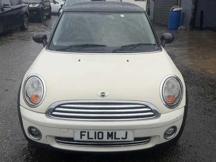 Mini Hatch 2010 photo 3