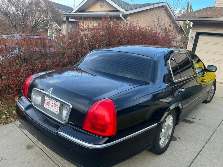 Lincoln Town Car 2011 photo 2
