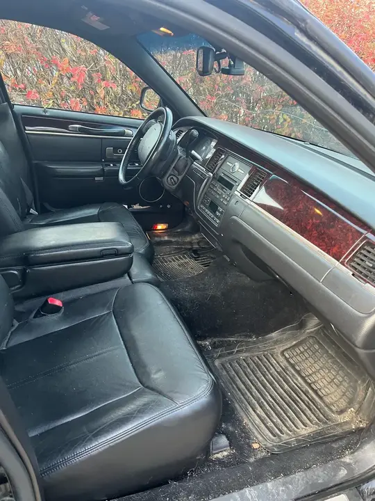 Lincoln Town Car 2011 photo 3