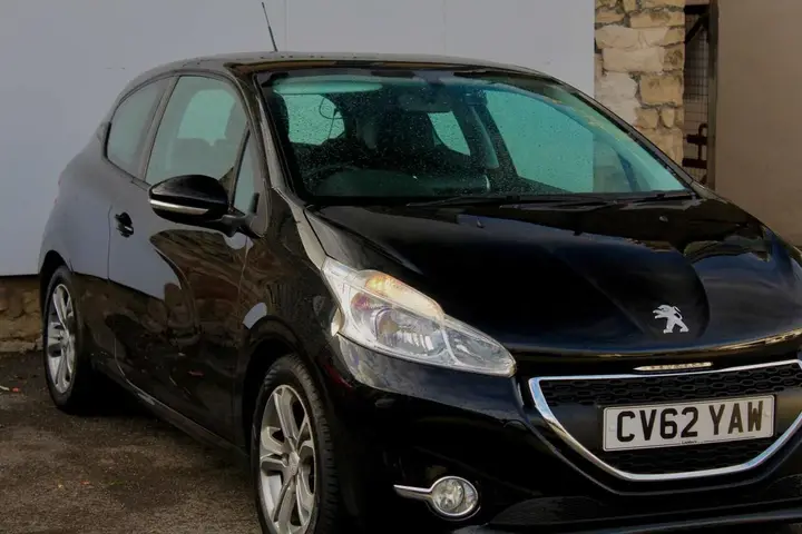 Peugeot 208 2012 photo 3