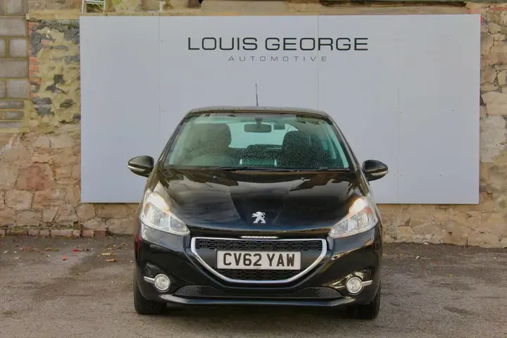 Peugeot 208 2012 photo 2