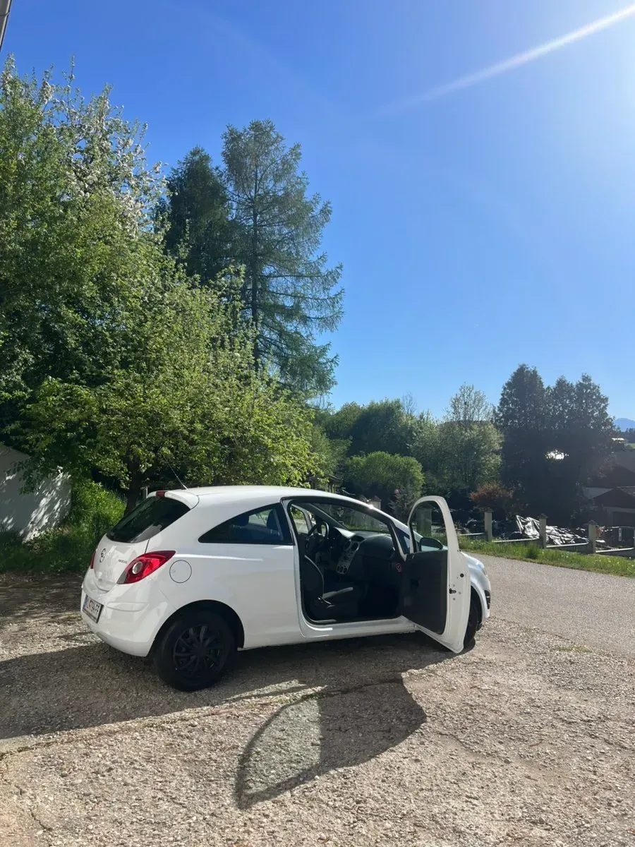 Opel Corsa 2012 photo 2