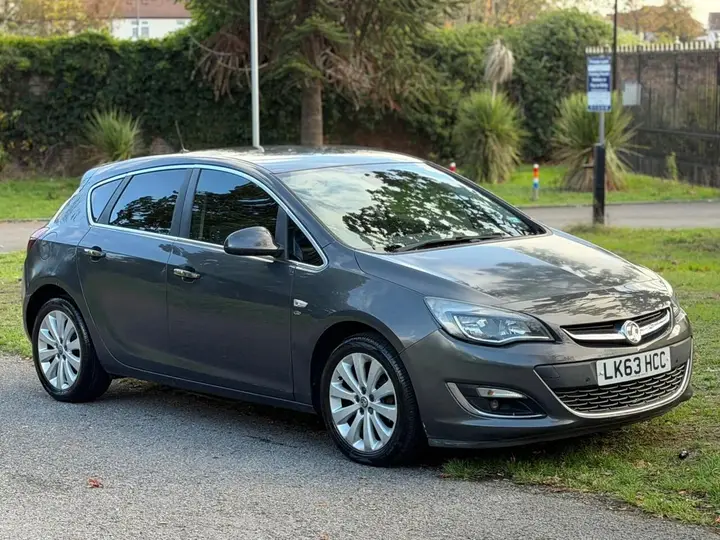 Vauxhall Astra 2013 photo 2