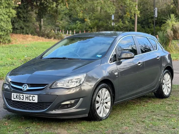 Vauxhall Astra 2013 photo 4