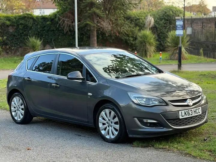 Vauxhall Astra 2013 photo 3