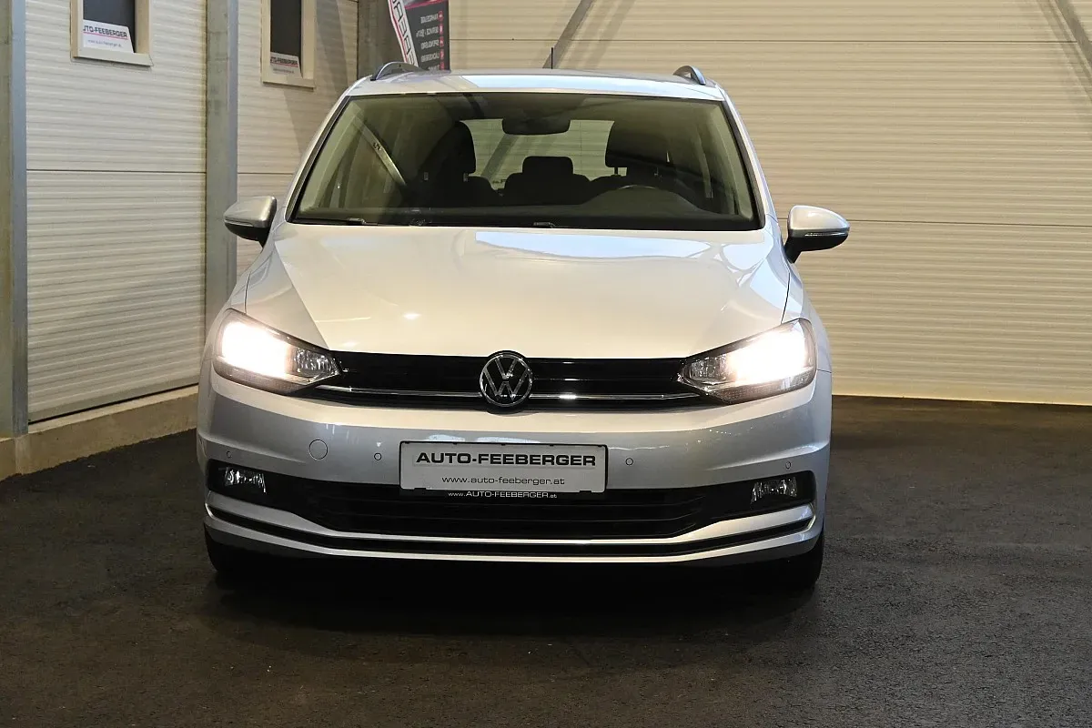 Volkswagen Touran 2022 photo 2