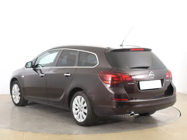 Opel Astra Sport Tourer 2013 photo 3