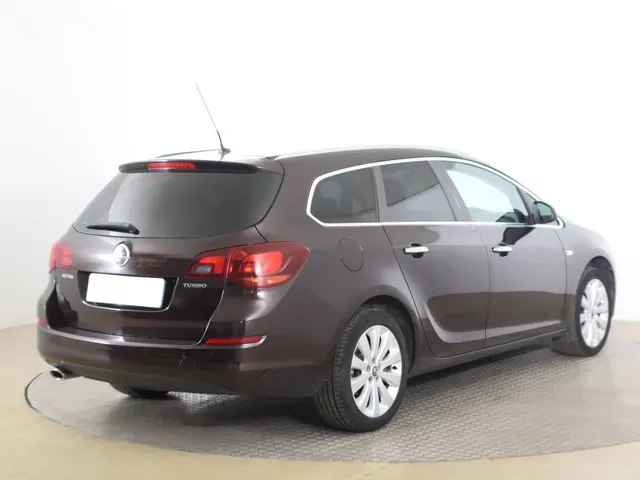 Opel Astra Sport Tourer 2013 photo 4