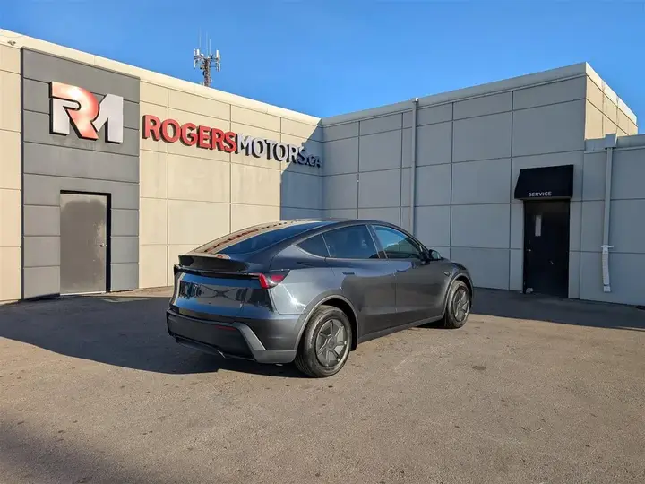 Tesla Model Y 2026 photo 5