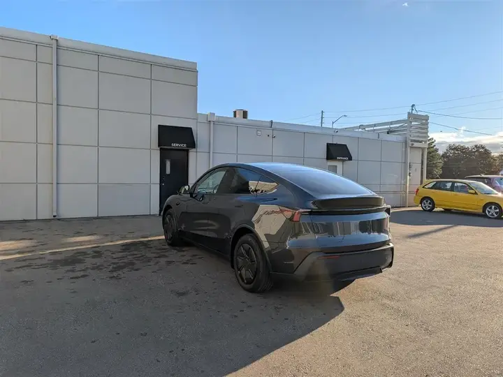 Tesla Model Y 2026 photo 3