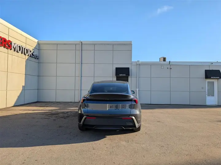 Tesla Model Y 2026 photo 4
