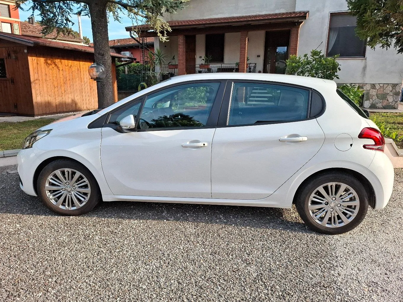 Peugeot 208 2017 photo 3