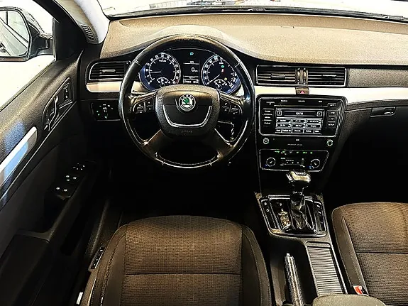 Skoda Superb 2011 photo 5