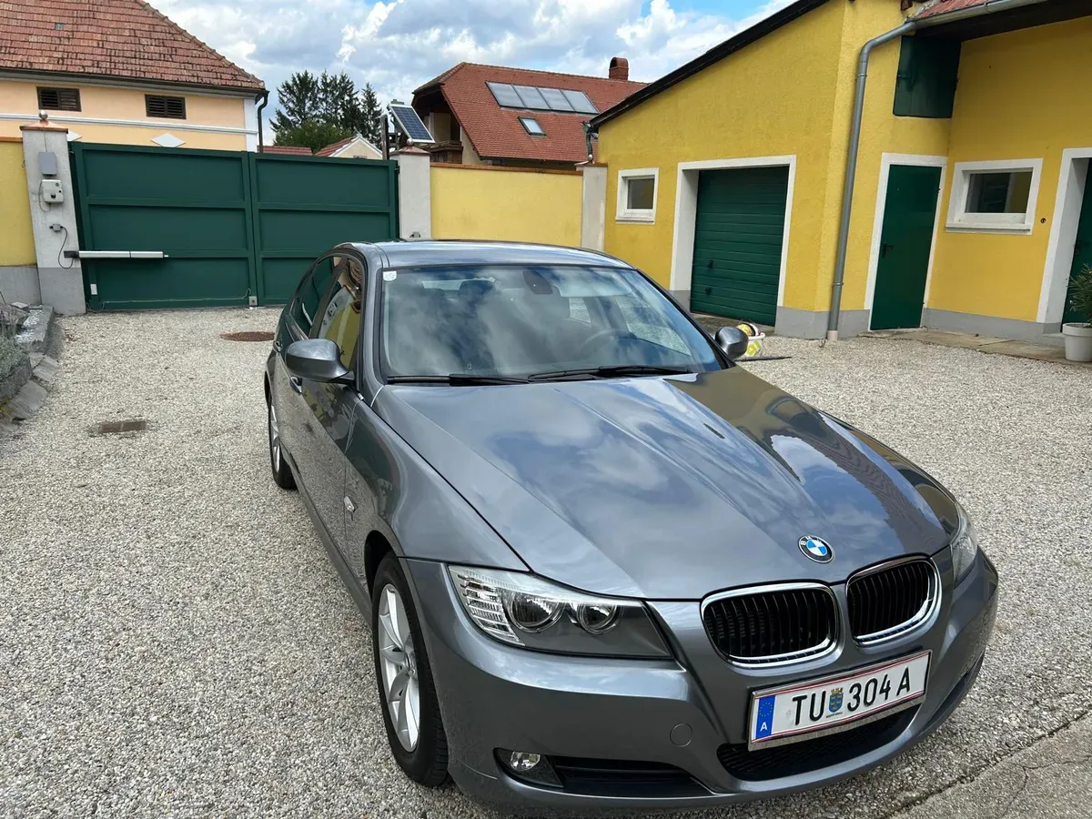 BMW 3 Series 2010 photo 2