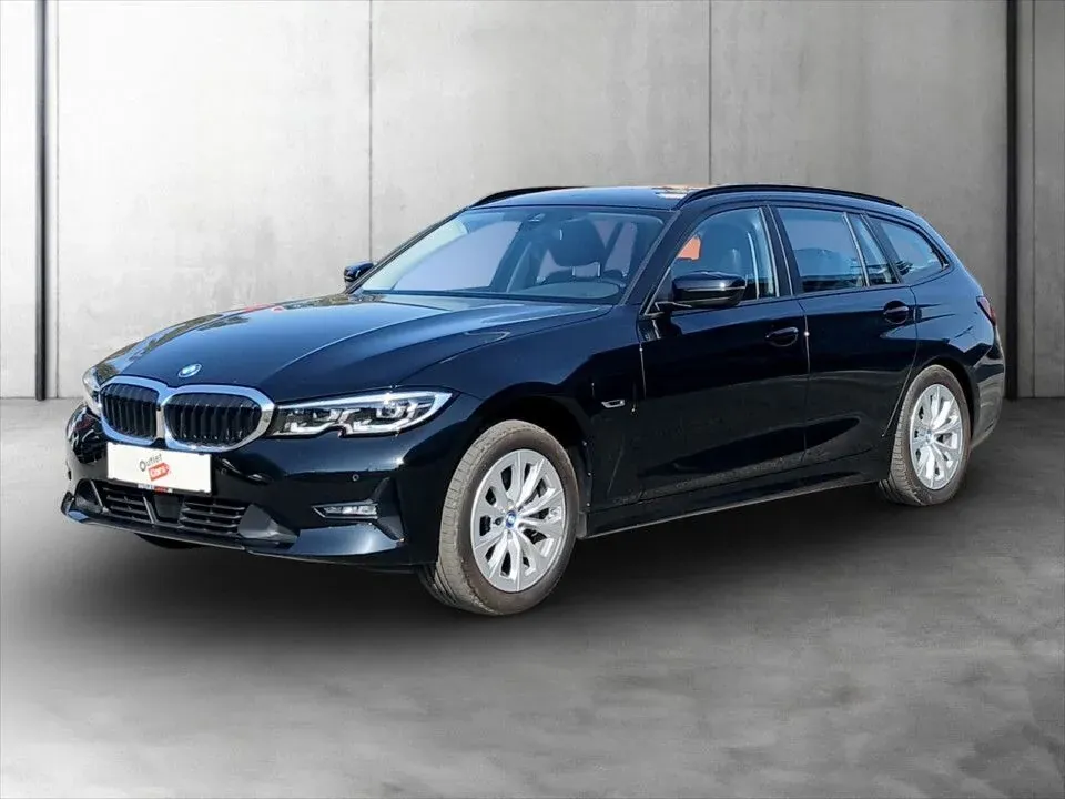 BMW 3 Series 2022 photo 2