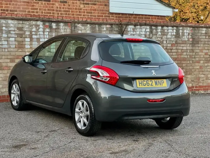 Peugeot 208 2013 photo 2