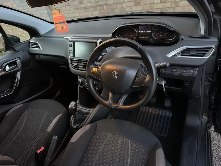 Peugeot 208 2013 photo 3