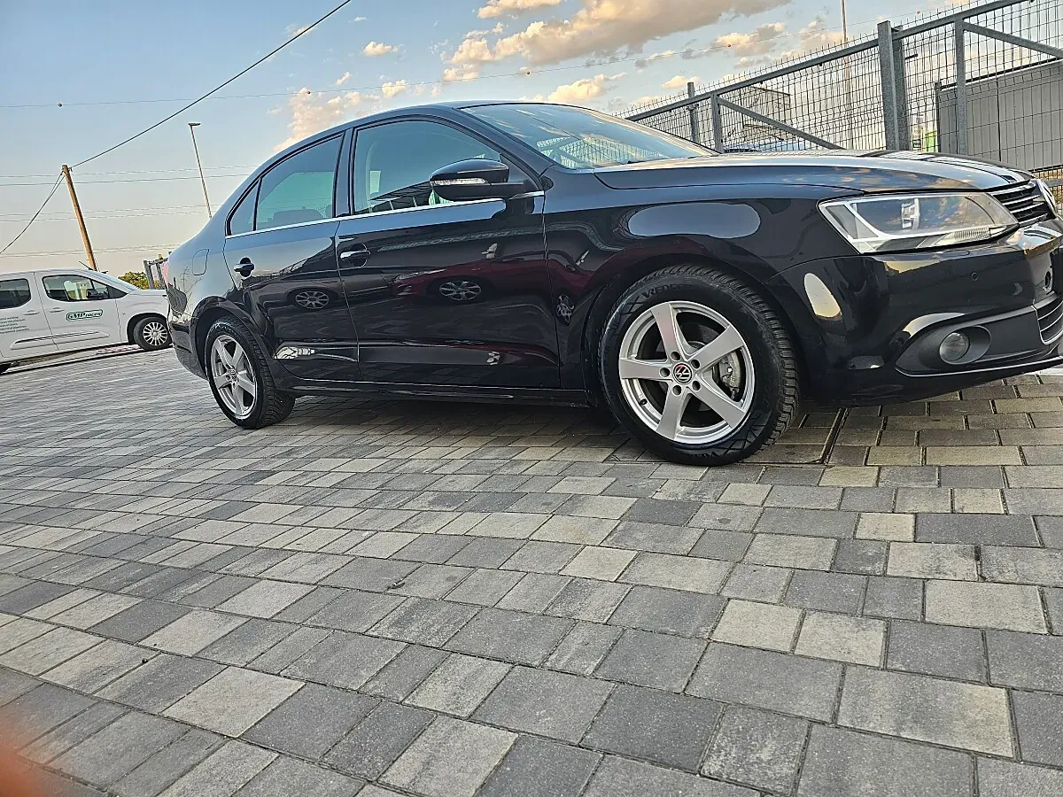 Volkswagen Jetta 2012 photo 2