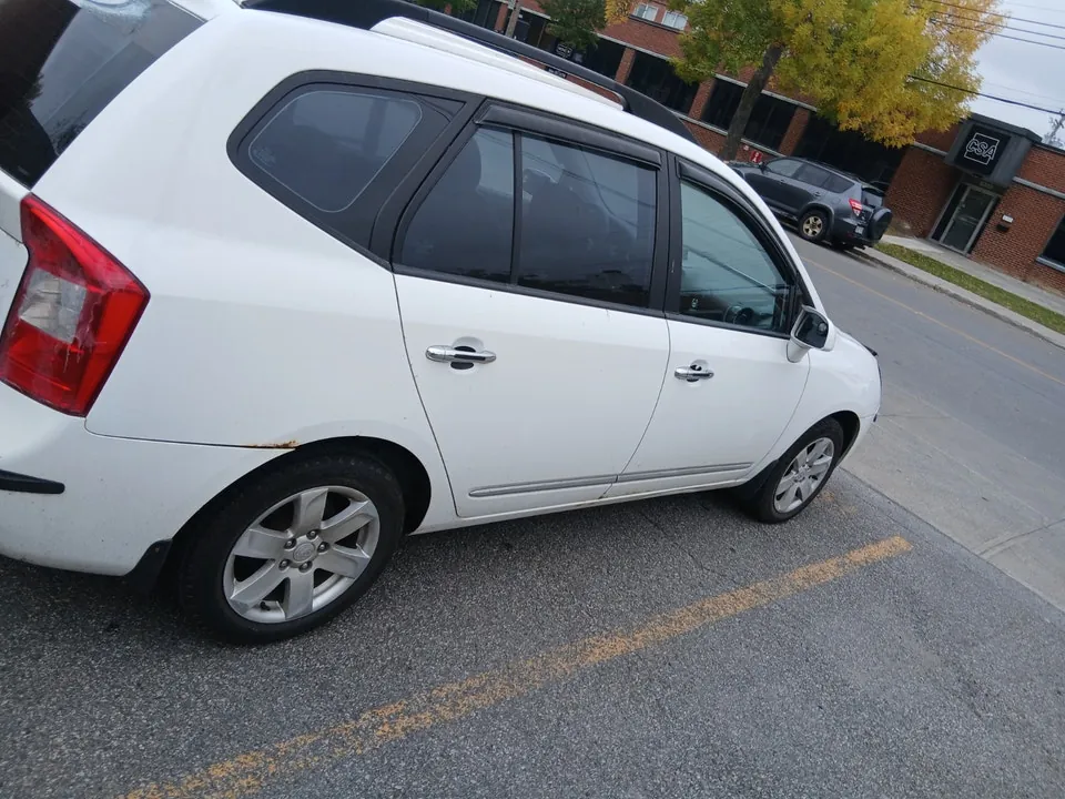 Kia Rondo 2010 photo 5