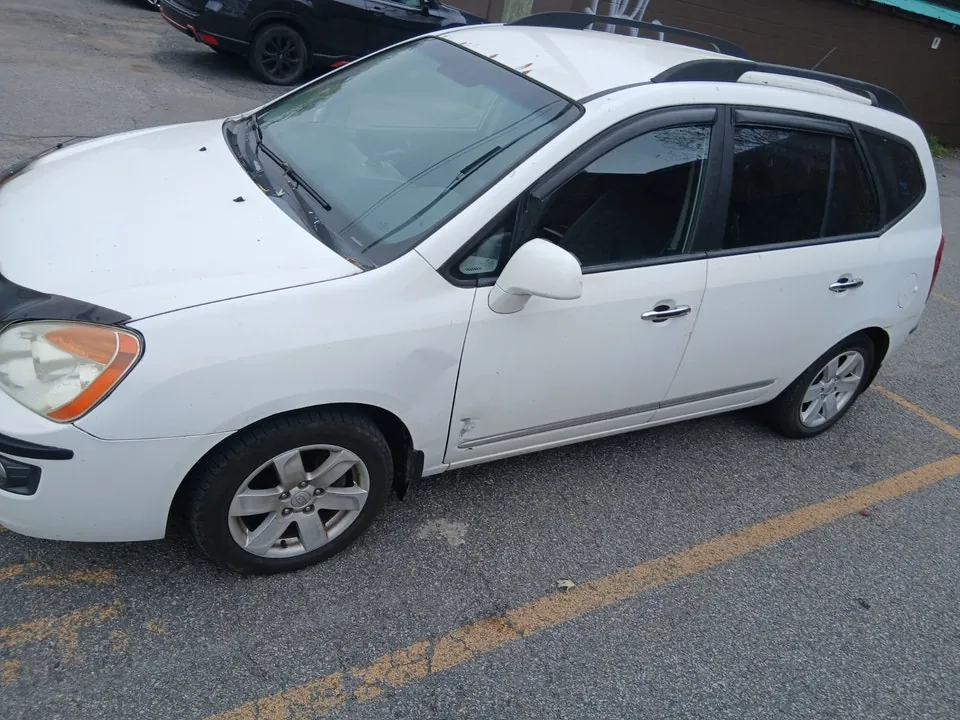 Kia Rondo 2010 photo 2