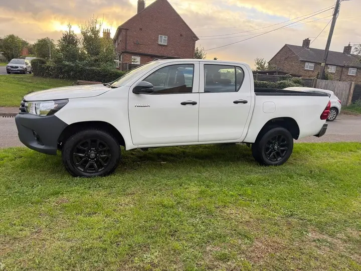 Toyota Hilux 2020 photo 2