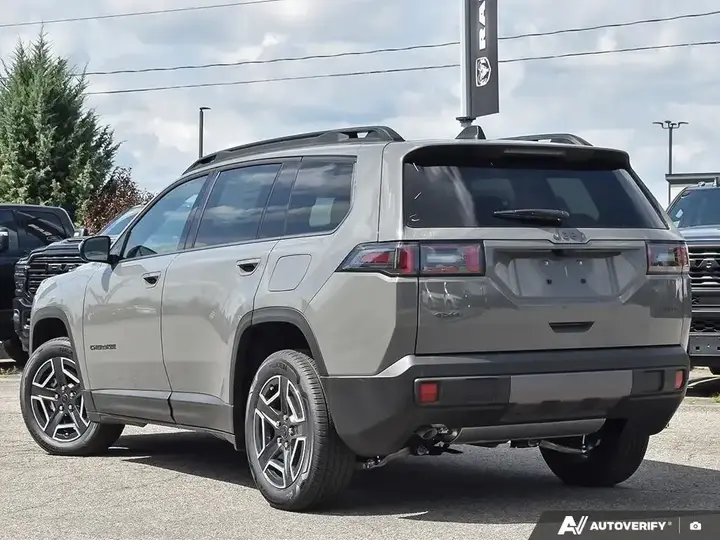 Jeep Cherokee 2026 photo 4